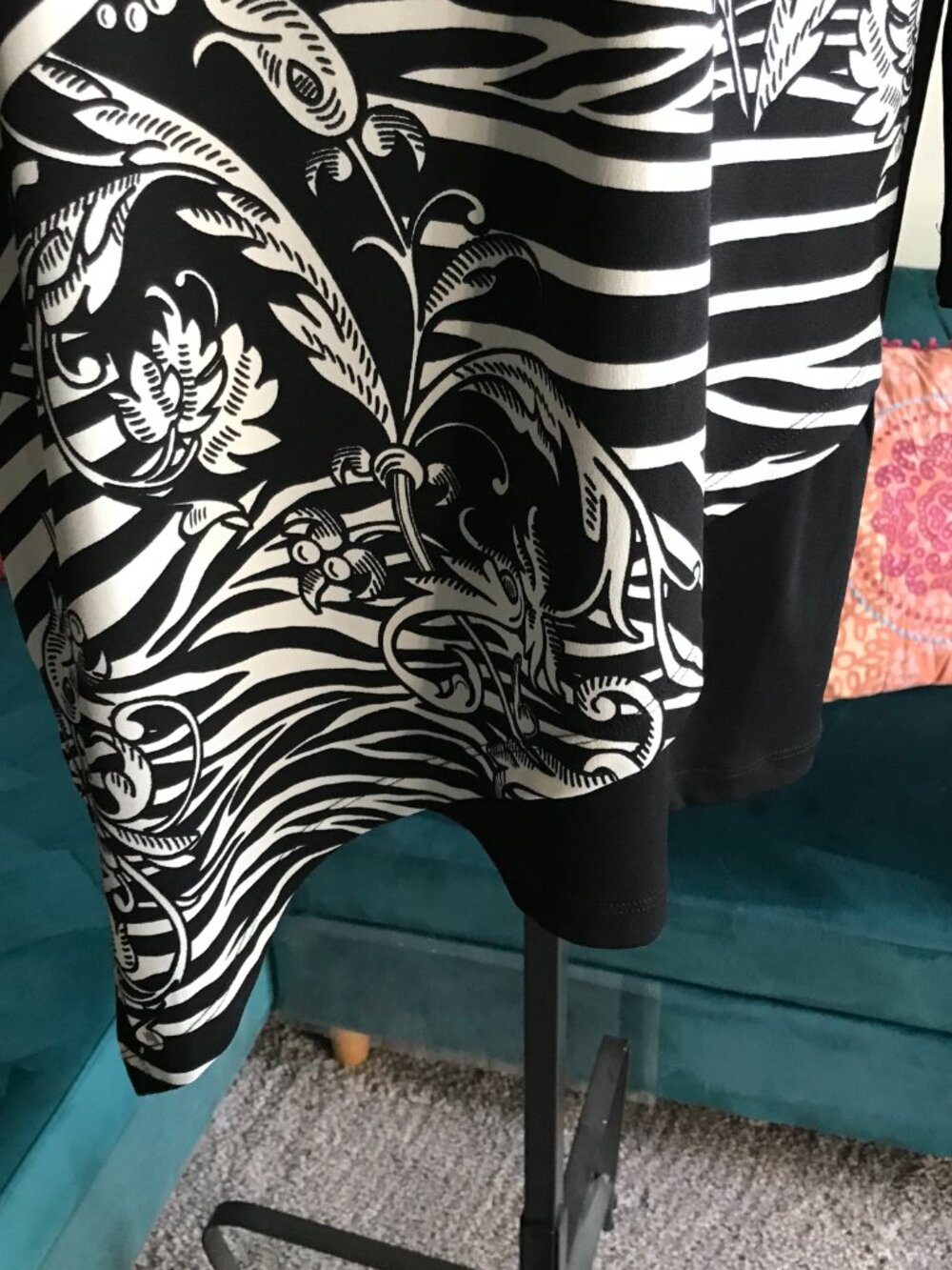 Easywear by CHICO'S size 2 / L Black & Ivory Print Stretch Asymmetric Tunic Top - Picture 3 of 5